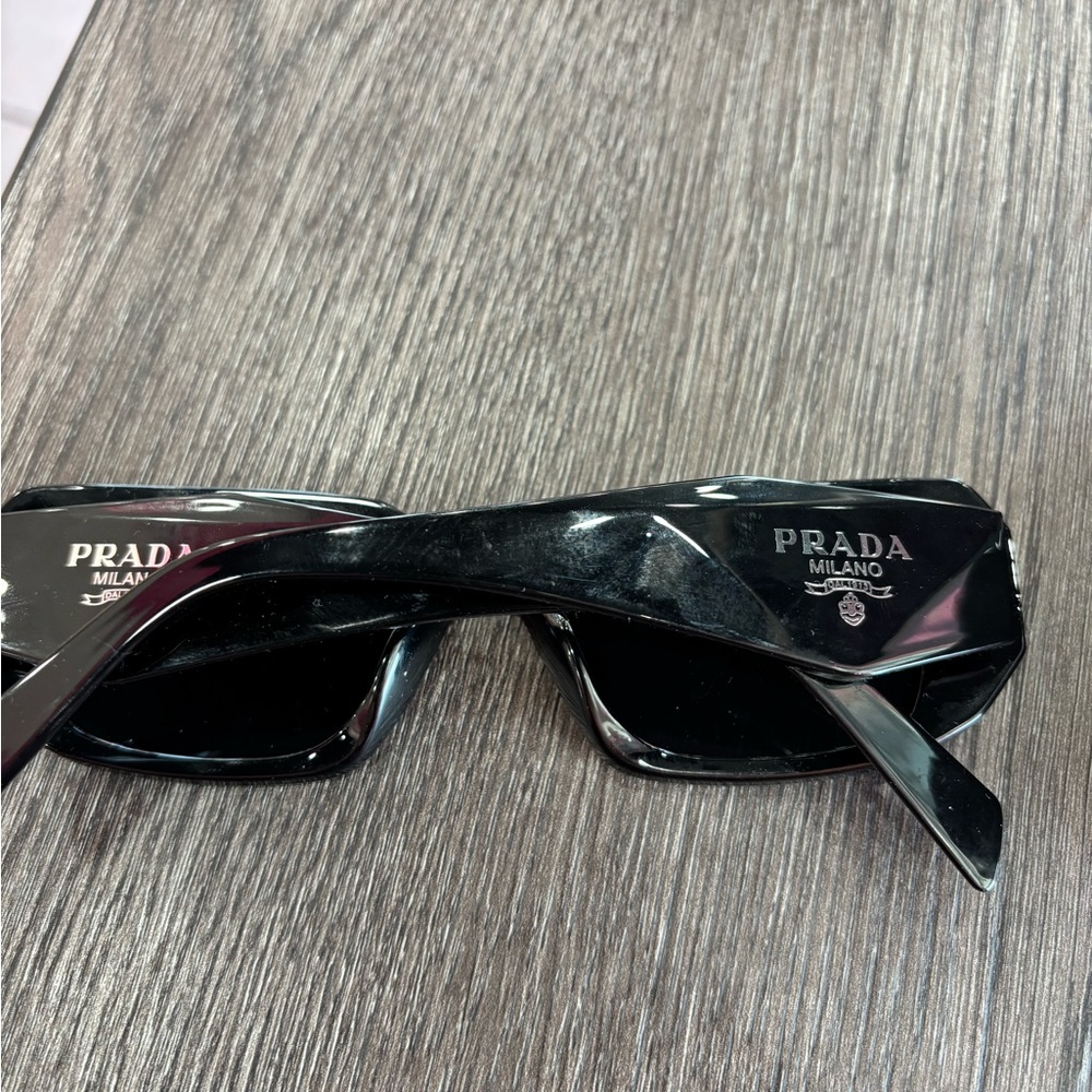 Prada - Picture 3 of 10